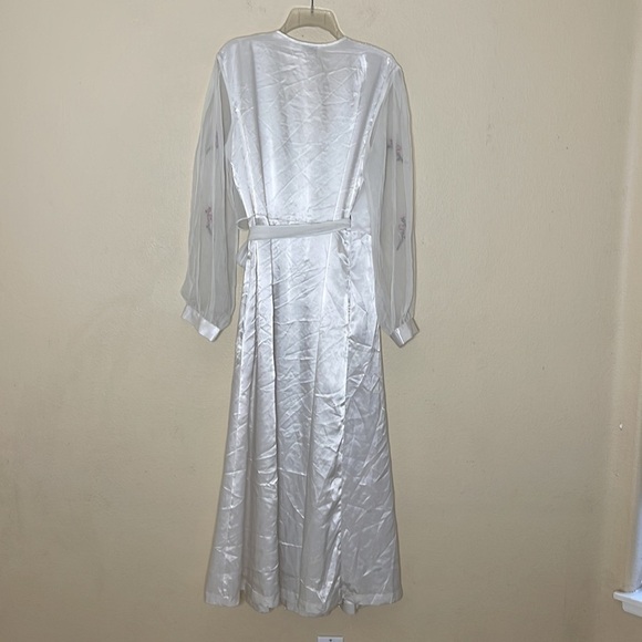 Victoria's Secret Vintage Gold Label White Embroidered Wrap Satin Robe Size M/L - Picture 9 of 10